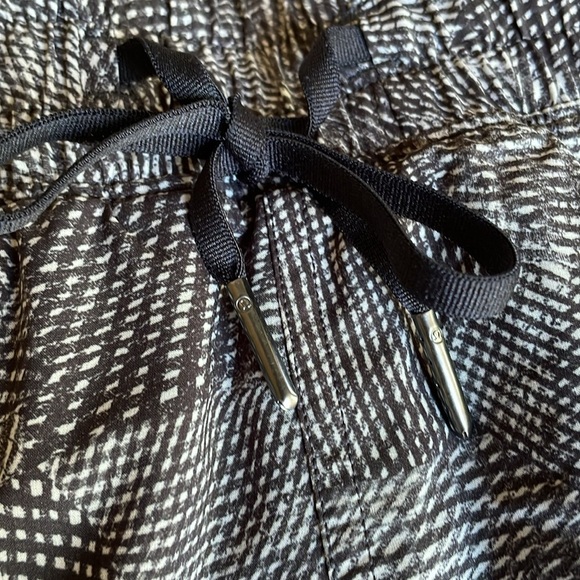 NWT LULULEMON Reversible Chose A Side Short! - Picture 8 of 15